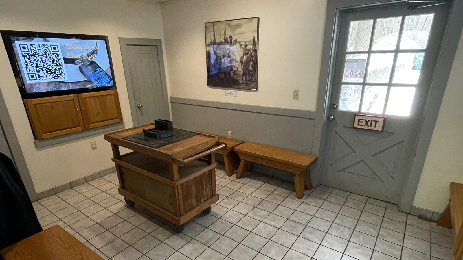 Second room of the park visitor Center. Benches, Fort Model and TV.