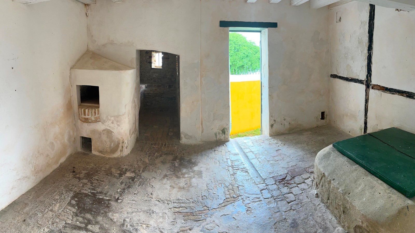 Photo of a 1790s Danish kitchen inside a fortification.