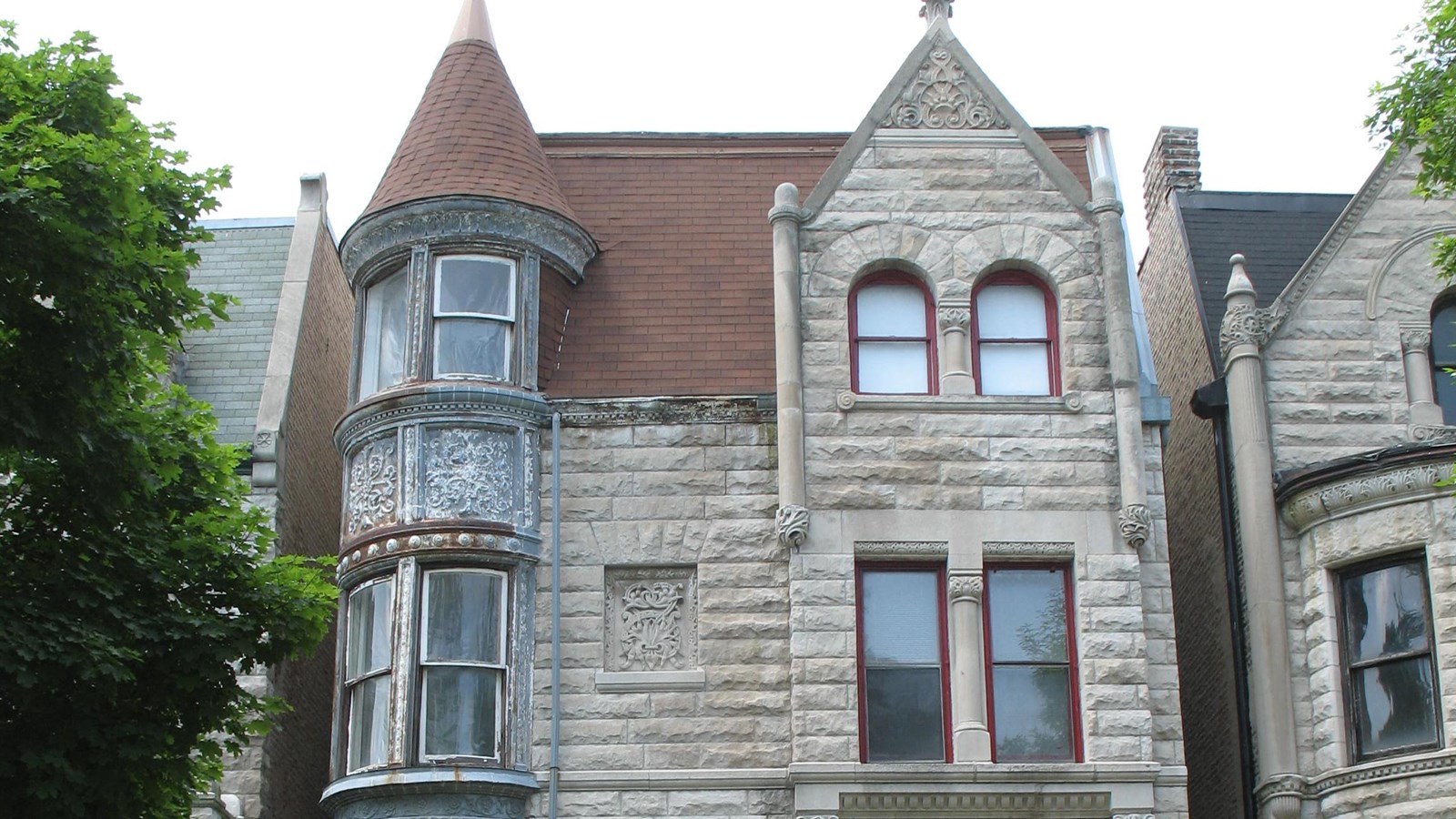 Tall, Gothic-style stone house. By TonyTheTiger, CC BY-SA 3.0