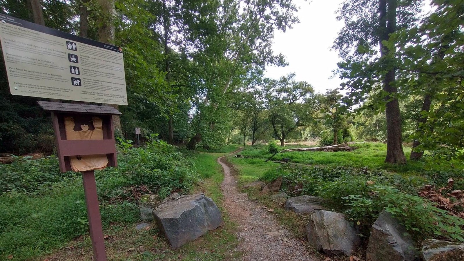 A sign stands at the beginning of the trailhead to explain proper leave no trace techniques.