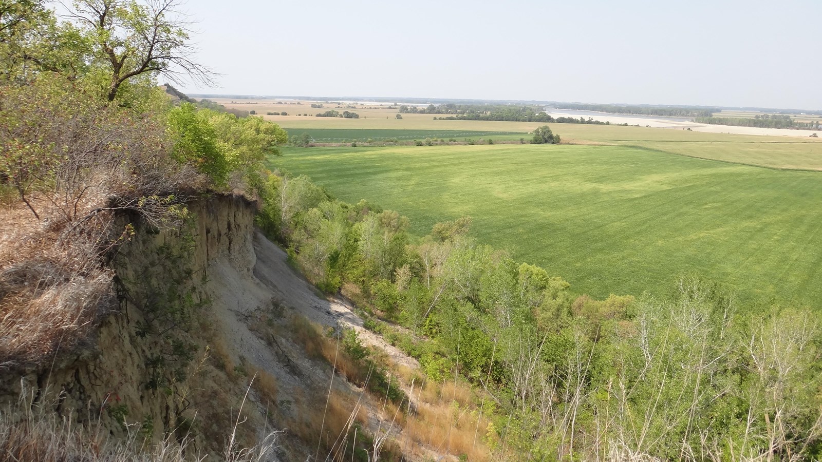 Grass cliff overlooking grassy prairie