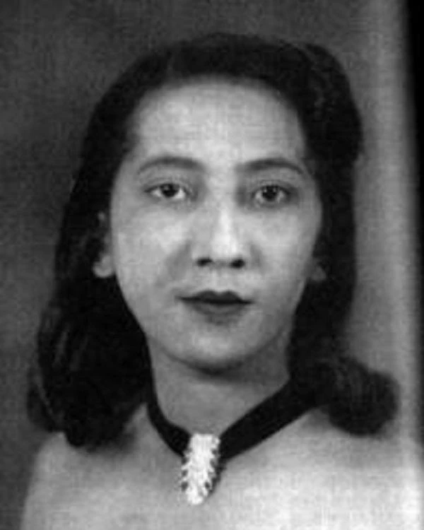 black and white portrait of young woman wearing a large necklace