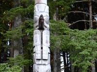 Frog-Raven Pole
