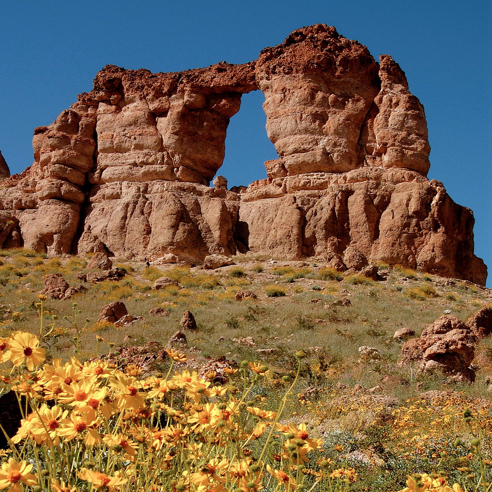 A arch in the middle of a rock.