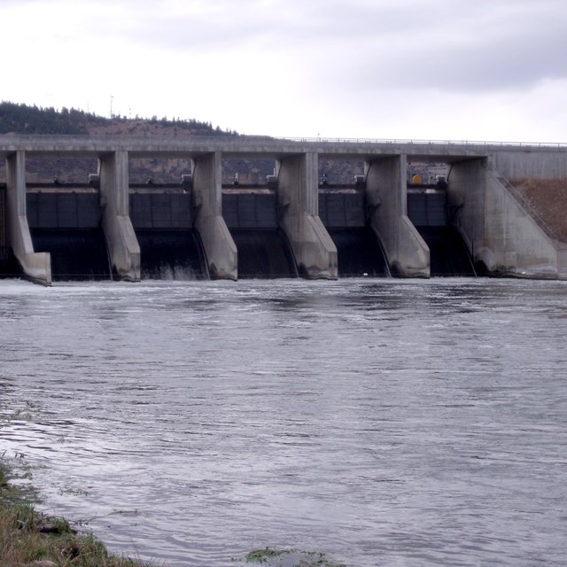 Concrete dam stretching across river