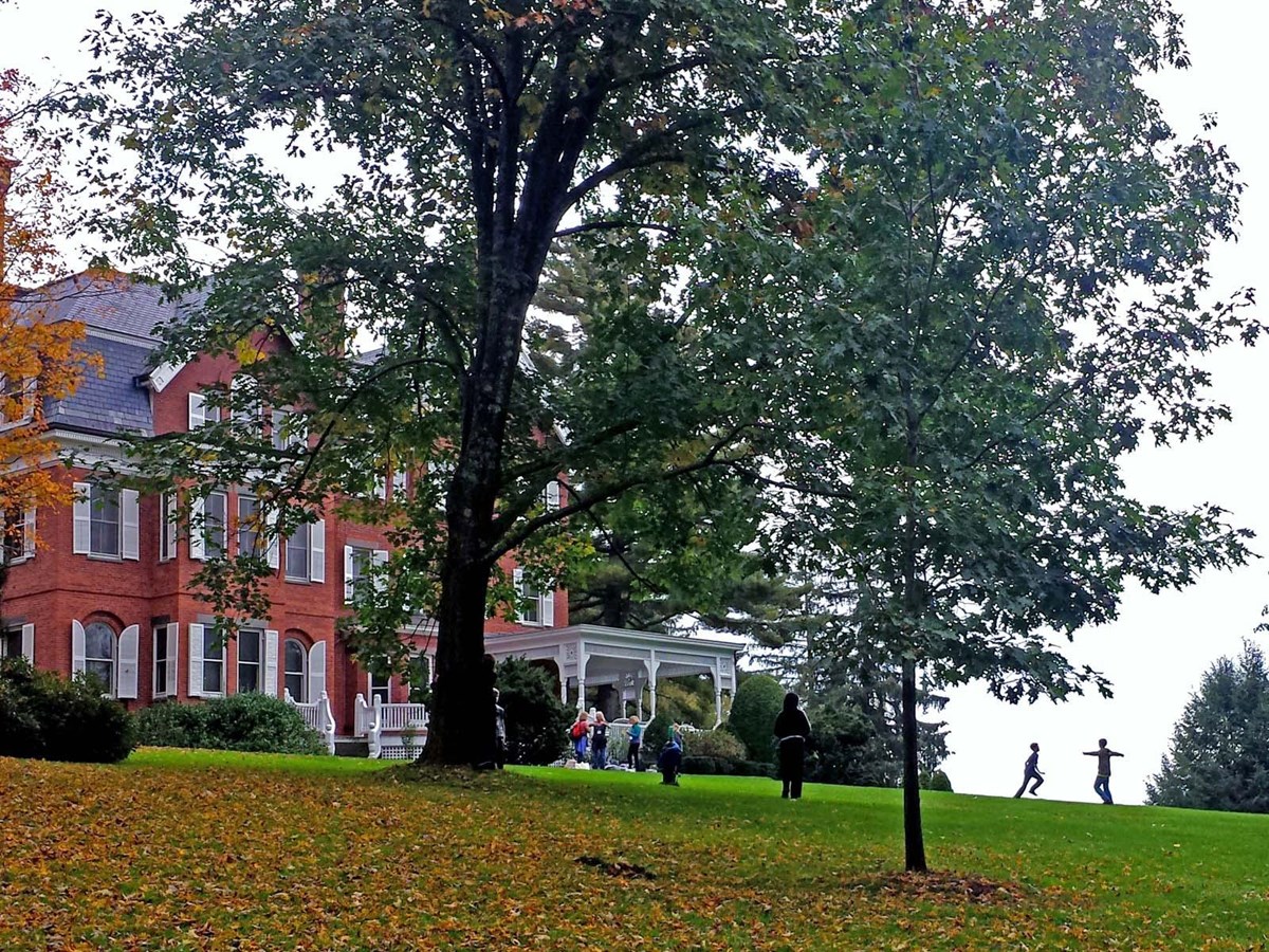 Students explore the Mansion grounds Oct 2018