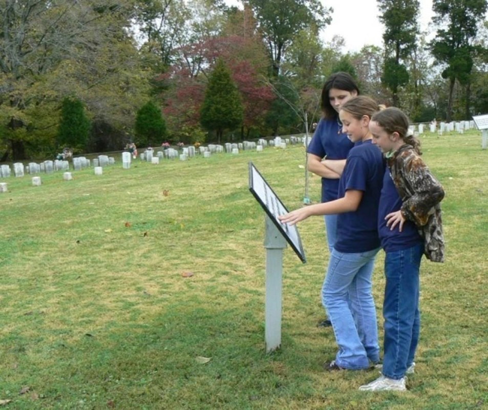 students at Fort Donelson National Cemetery