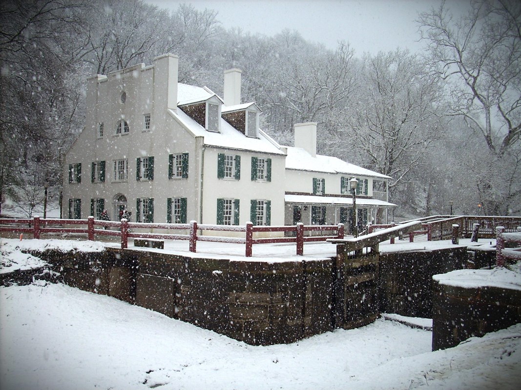 Snow falling on the Great Falls Tavern Visitor Center