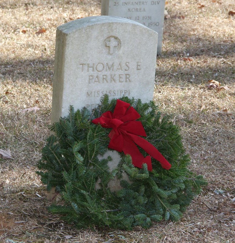 A wreath adorns a headstone in the Shiloh National Cemtery