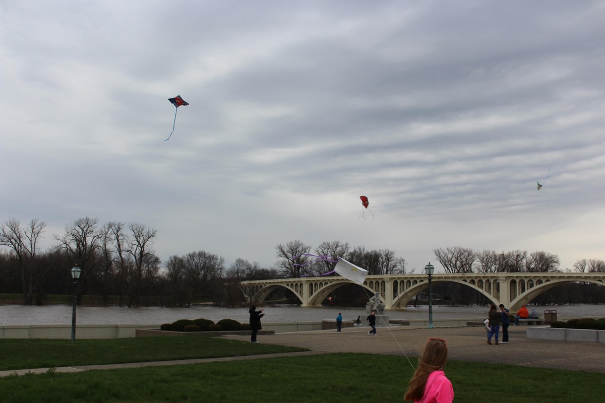 Kites being flown with the memorial bridge in the background