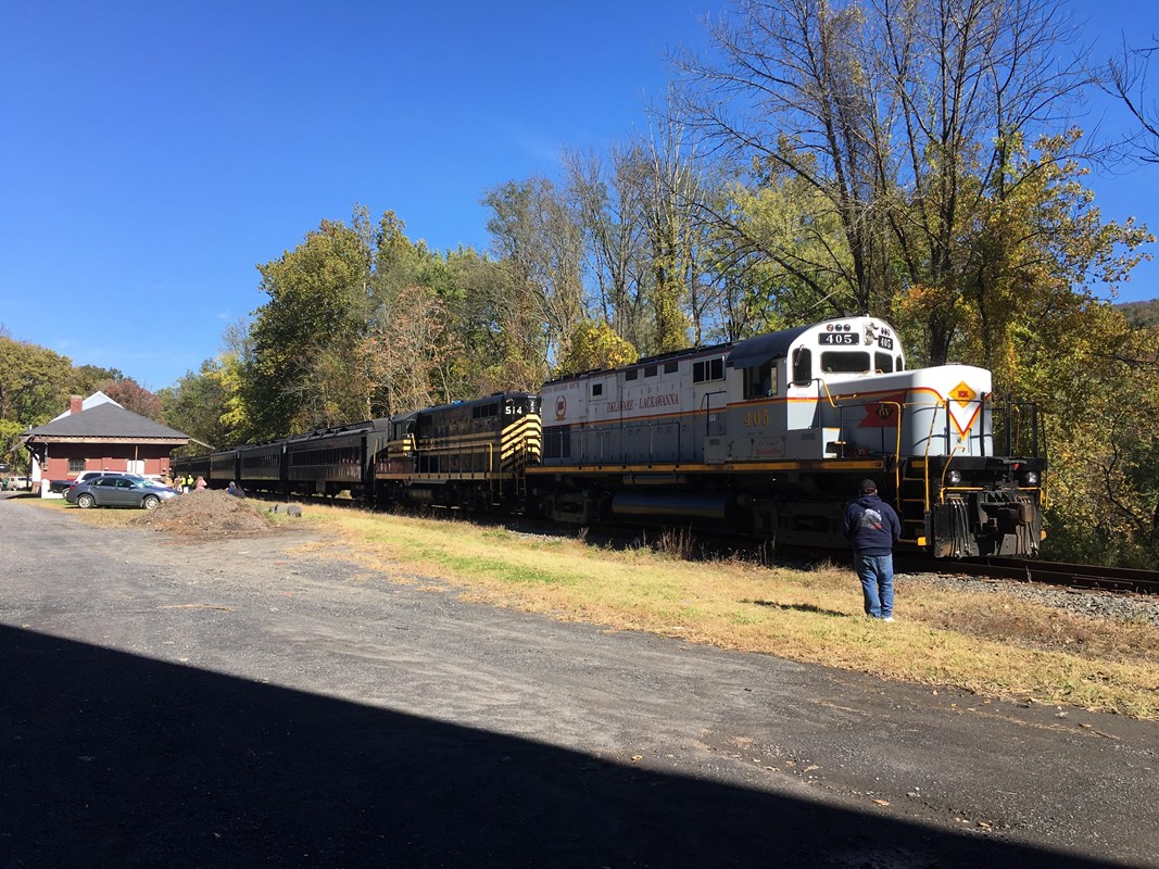 DL&W train parked on track next to station