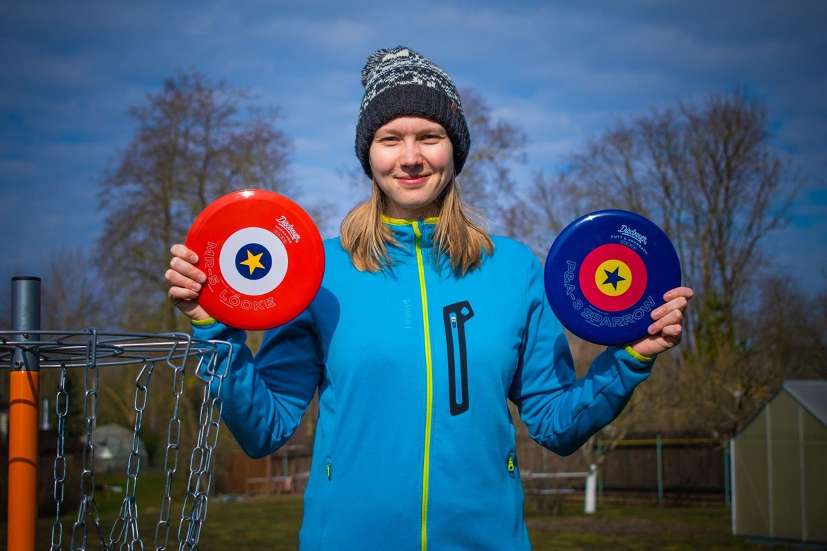 Person Holding frisbees for Frisbee golf