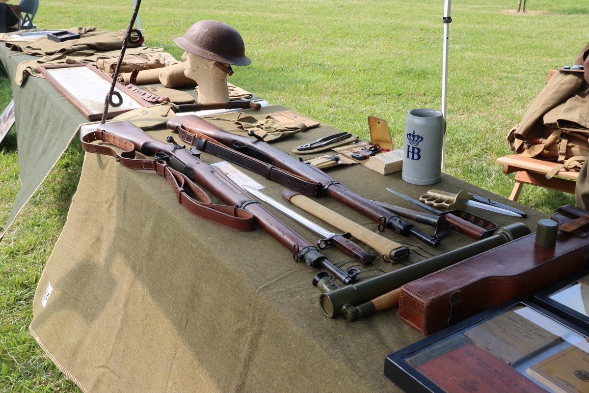 Table displaying two rifles and other equipment from World War 1