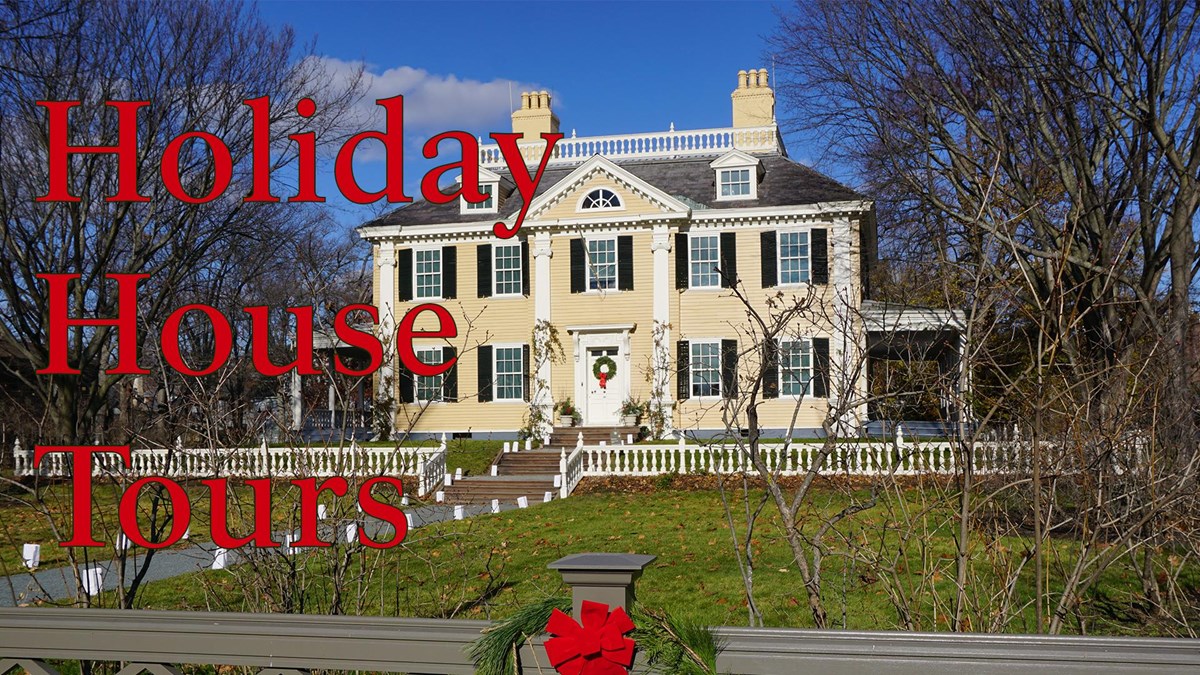 Colonial mansion decorated for Christmas