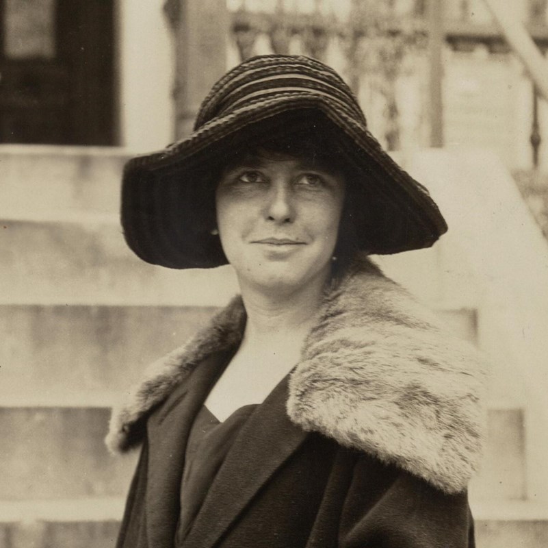Anita Pollitzer in 1918 wearing wide brimmed hat