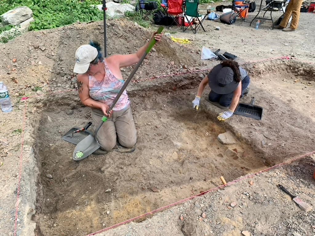 2 people digging in an archaeology site
