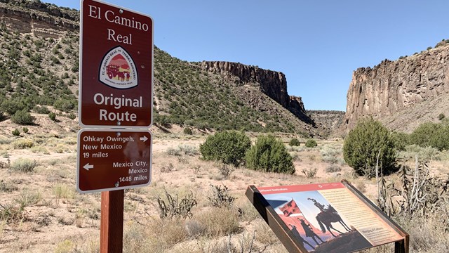 imagen de una senal del camino real de tierra adentro y un mapa, en el sendero