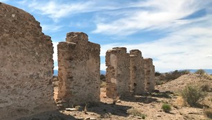 ruinas de paredes de piedra y ladrillos