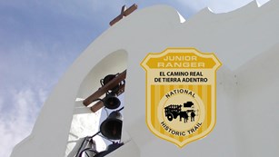 campanario blanco con imagen del sello del junior ranger