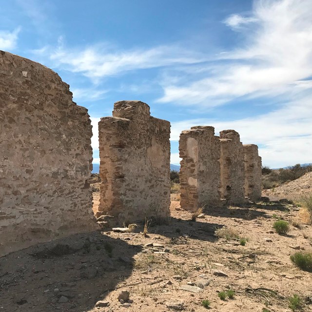 ruinas de paredes de piedra y ladrillos