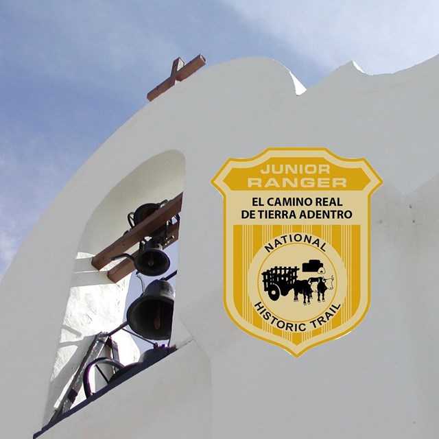 campanario blanco con imagen del sello del junior ranger