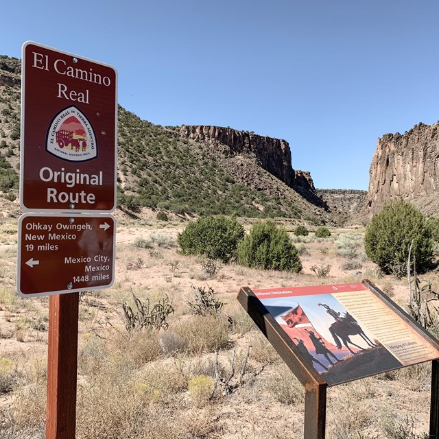imagen de un sendero con el mapa y una senal del camino