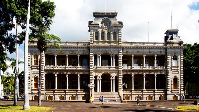 front view of Iolani Palace