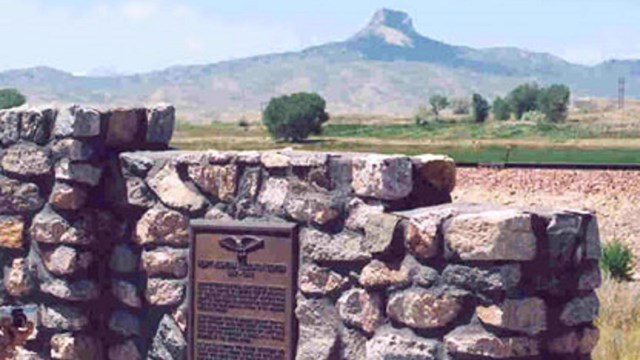 Heart mountain marker with mountain behind.Photo-Jeremykemp, CC BY-SA 3.0, wikimedia