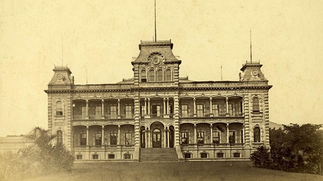 Black and white photo of "iolani Palace. 