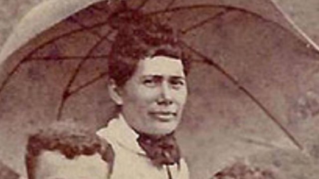 Close of of  woman holding umbrella. Public domain 