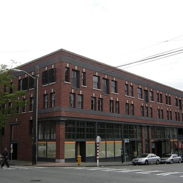 Multi-storied brick building. By Joe Mabel, CC BY-SA 3.0, https://commons.wikimedia.org/w/index.php?