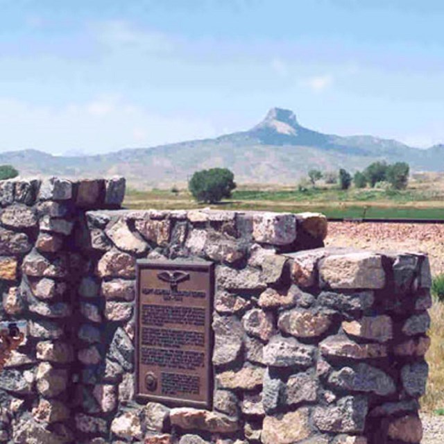 Heart mountain marker with mountain behind.Photo-Jeremykemp, CC BY-SA 3.0, wikimedia