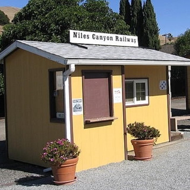 The Niles boarding platform of the Niles Canyon Railway. Photo taken by Pedro Xing, CC0