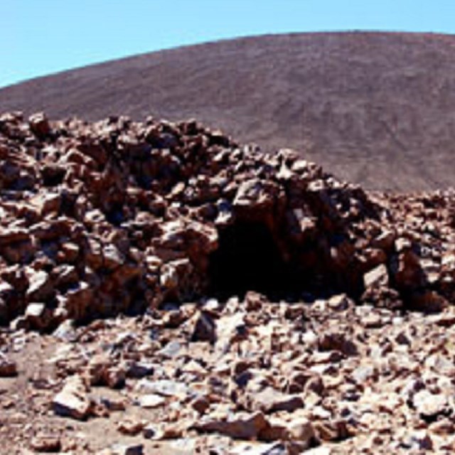 Rock shelter at Mauna Kea Adz Quarry. Photograph by Justin Shearer, Flickr