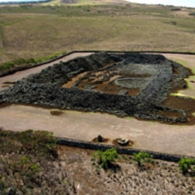 Mo'okini Heiau and court Photograph by Tom Benedict, Flickr