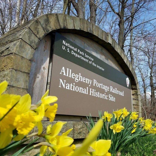 Park sign with flowers in the spring.