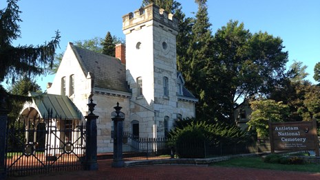 Lodge building at the National Cemetery