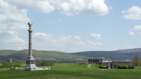 Photo of the New York Monument and the visitor center.