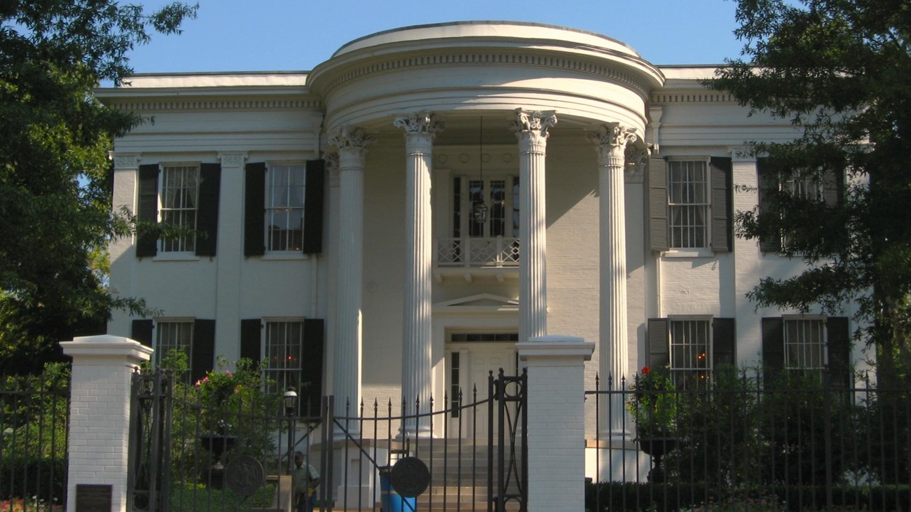 While mansion with four Greco-Roman columns. Photo: by Ken Lund, CC BY-SA 2.0