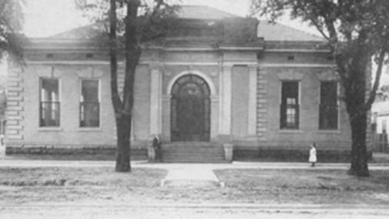 Black and white photo of front of Selma Carnegie Library. CC0