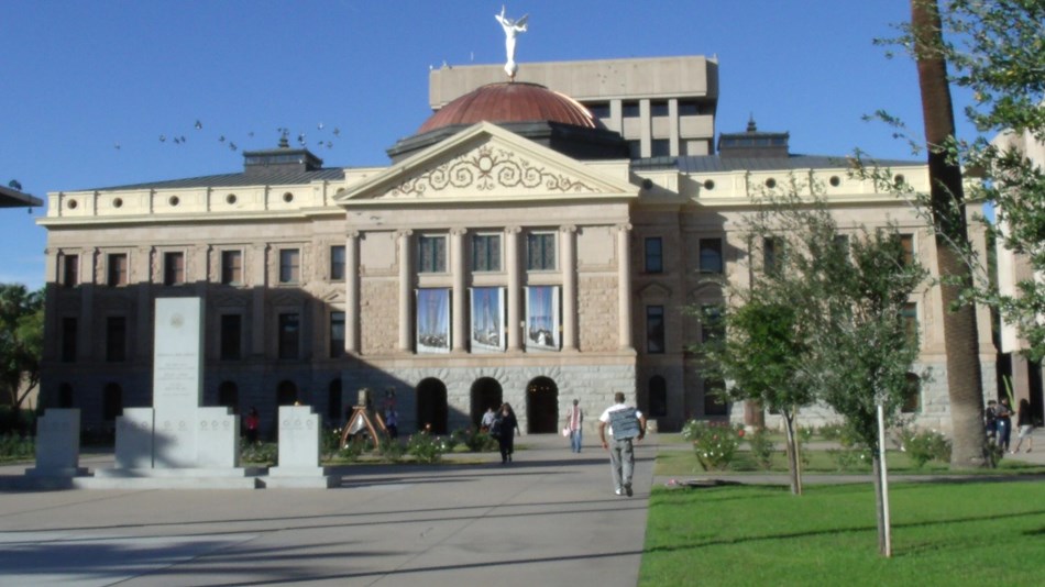 Image of the front of Arizona's Capitol Building. Photo: by Marine 69-71, CC BY-SA 3.0. 