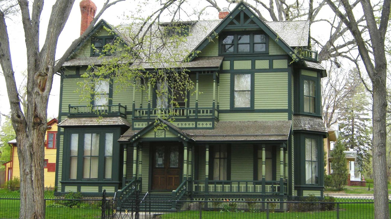 Large house with a front yard. Photo: by Plazak, CC BY-SA 3.0