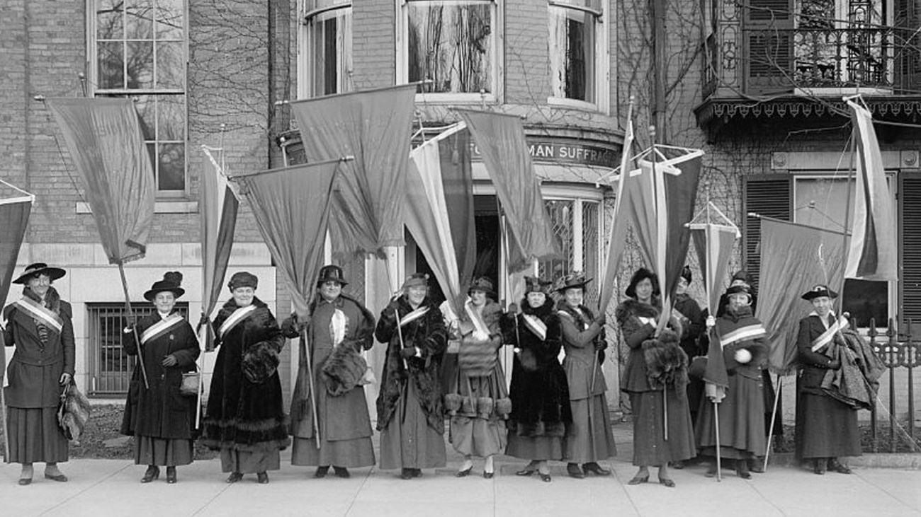 Women in early 1900s picketing for right to vote. Library of Congress.