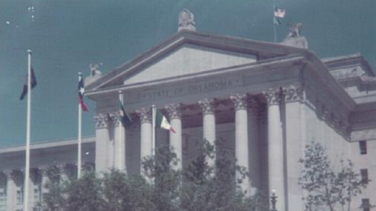 Image of capitol with columns. Photo: by Billy Hathorn, CC BY-SA 3.0