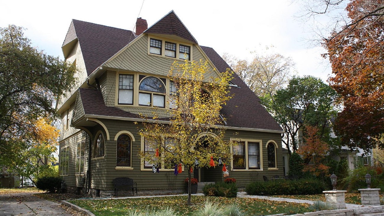 Photo of the exterior of Hooper house, photo by Royalbroil - Own work, CC BY-SA 3.0