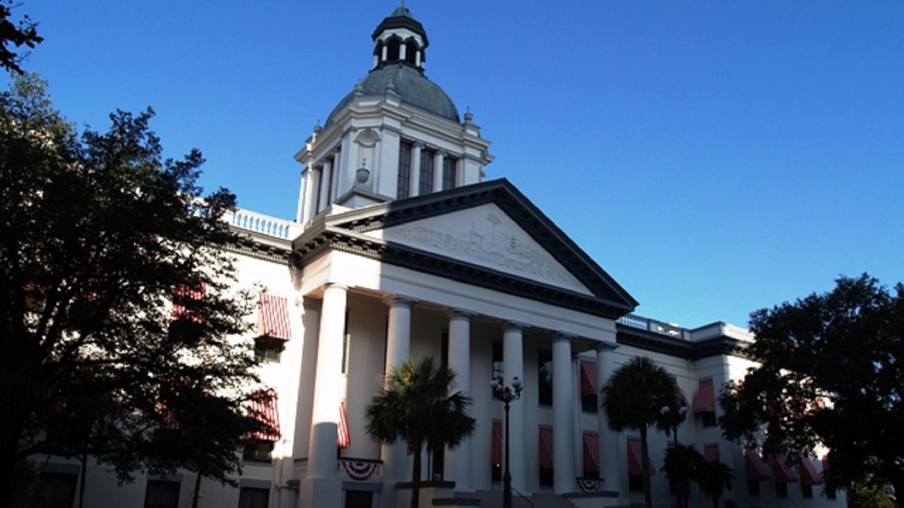 Exterior of the state capitol with cupola. Photo: by Urbantallahassee, Own work, CC BY-SA  3.0 