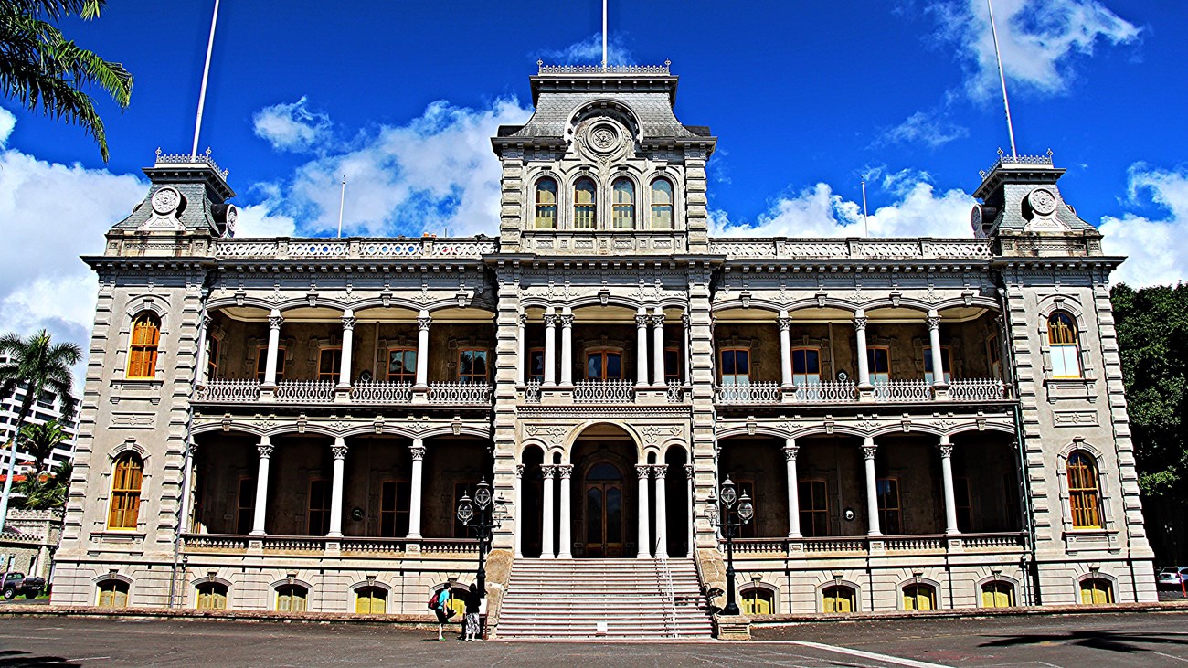 Exterior of large stone palace in Hawai'i, Photo: by Jason Raia, USA - Hawaii, CC BY 2.0