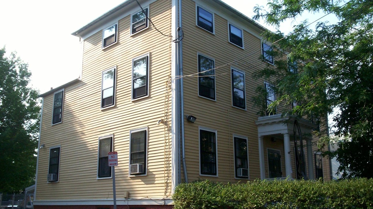 Exterior photo of three-story Fuller House. Photo: by Midnightdreary - Own work, CC BY-SA 3.0