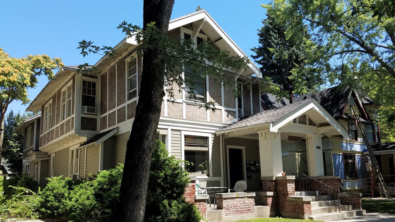 Exterior of two-and a half story house with trees. Photo: by Tamanoeconomico- Own work, CC BY-SA 4.0