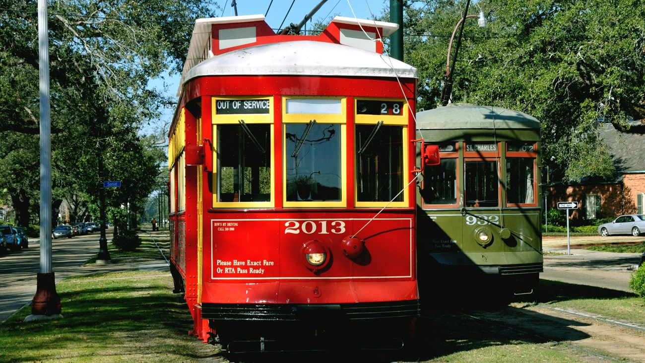 Red and green street cars on a track. Photo: by Tulane Public Relations - Flickr, CC BY 2.0